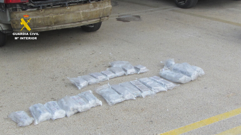La Guardia Civil encuentra 23 kilos de hachís ocultos en el paragolpes de un coche en Dénia