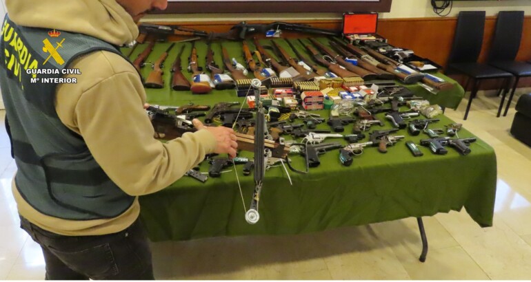 Desmantelado un taller clandestino de armas ilegales en Hondón de las Nieves