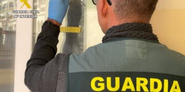 Un agente de la Guardia Civil toma muestras de ADN para cotejarlas