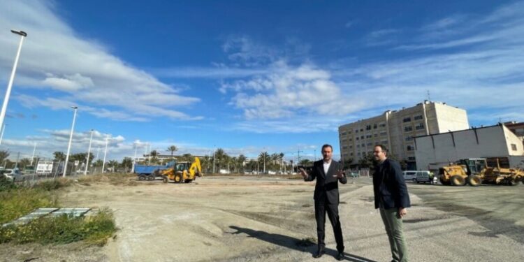 El aparcamiento público para más de 200 vehículos en el solar del futuro Palacio de Congresos entrará en funcionamiento este mismo mes