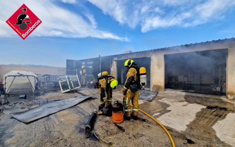 Los bomberos del Consorcio extinguieron un peligroso incendio en un taller de pinturas de Busot