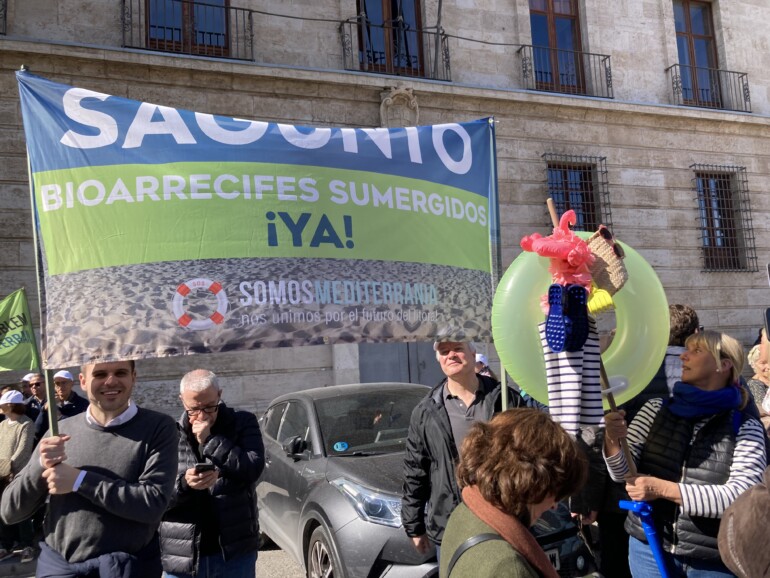 Asociaciones de vecinos y responsables políticos de localidades costeras de Castellón, Valencia y Alicante se han manifestado el sábado ante las delegaciones y subdelegaciones de gobierno