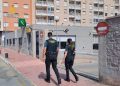 Dos agentes de la Guardia Civil patrullando por Torrevieja