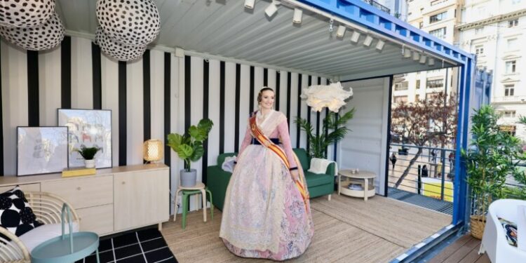 Inauguración del Saloncito fallero en la Plaza del Ayuntamiento