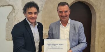 Francesc Colomer entrega a Robert Raga la distinción a Riba-roja de Túria como Municipio Turístico de relevancia