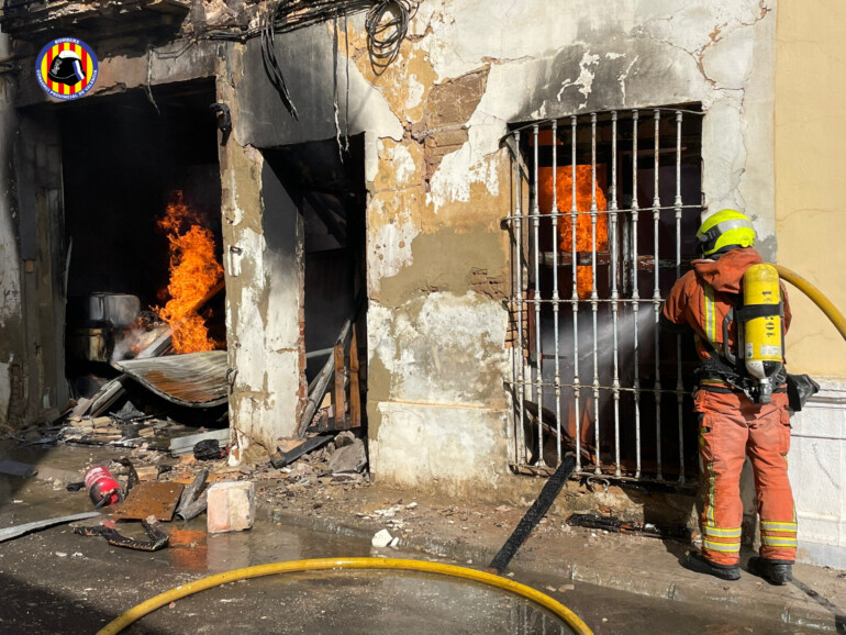 Incendio de una empresa de plásticos en Burjassot