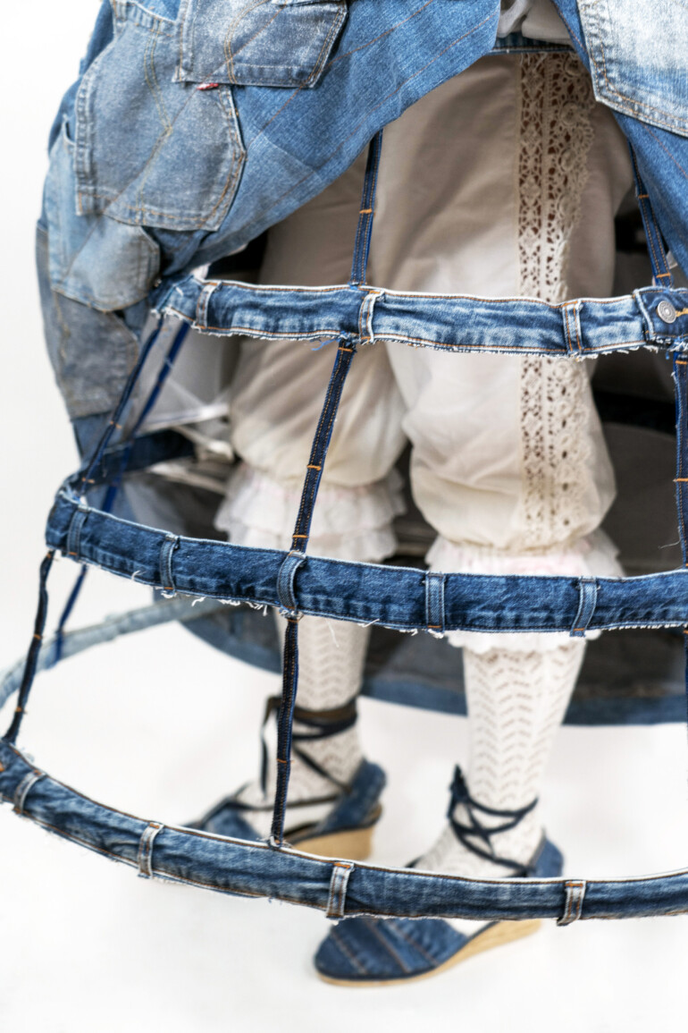 Traje de Valenciana realizado reciclando jeans del jeanologia, por la artista Rosa Montesa y sus primas