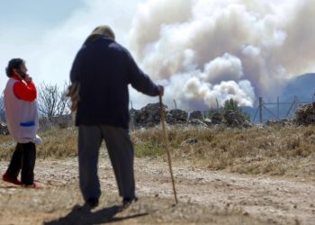 Dos vecinos observan el humo generado por el incendio de Villanuena de Viver (Castellón), que desde el pasado jueves ha calcinado cerca de 4.000 hectáreas. EFE/ Domenech Castelló