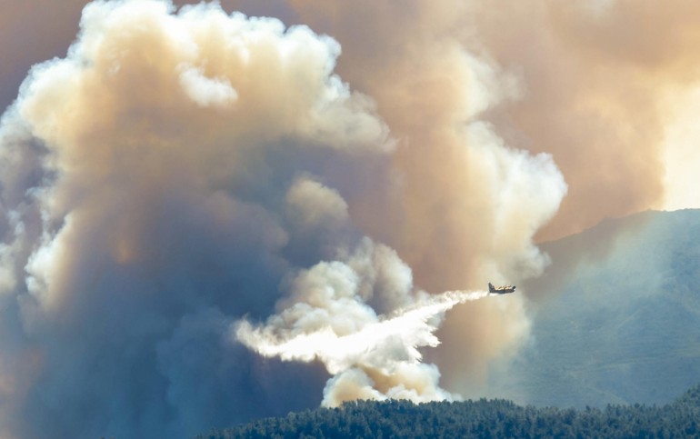 Un hidroavión actúa en Villanuena de Viver (Castellón) durante el incendio que sigue activo desde el pasado jueves calcinando, hasta el momento, cerca de 4000 hectáreas.EFE/ Domenech Castelló