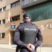 Agente de la Policía Nacional ante comisaría de Alzira