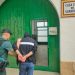 Un agente conduce al detenido al cuartel de la Guardia Civil