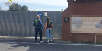 Los agentes inspeccionan las instalaciones en las que se encerraba a trabajadores de una empresa de Sueca