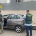 Los agentes de la Guardia Civil conducen al detenido