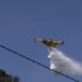 Un avión hace una descarga de agua sobre el incendio de Alzira