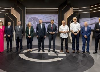 Los candidatos a la presidencia de la Generalitat, junto a los conductores del debate.