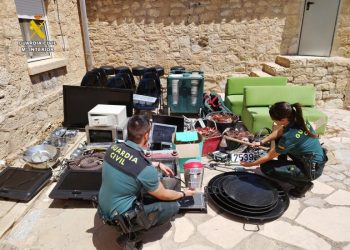 Agentes de la Guardia Civil inspeccionan efectos robados