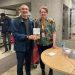 Hugo Narrillos Roux, responsable de Libro Vuela Libre en Canadá, con Rachel Stadder, encargada de la Biblioteca Pública de Otawa.
