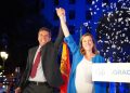 Carlos Mazón y María José Catalá alzan el brazo en señal de victoria