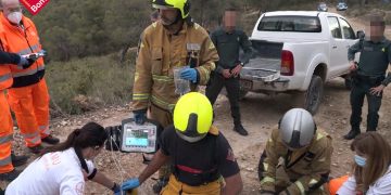 Rescate de un joven herido al volcar un tractor en Banyeres