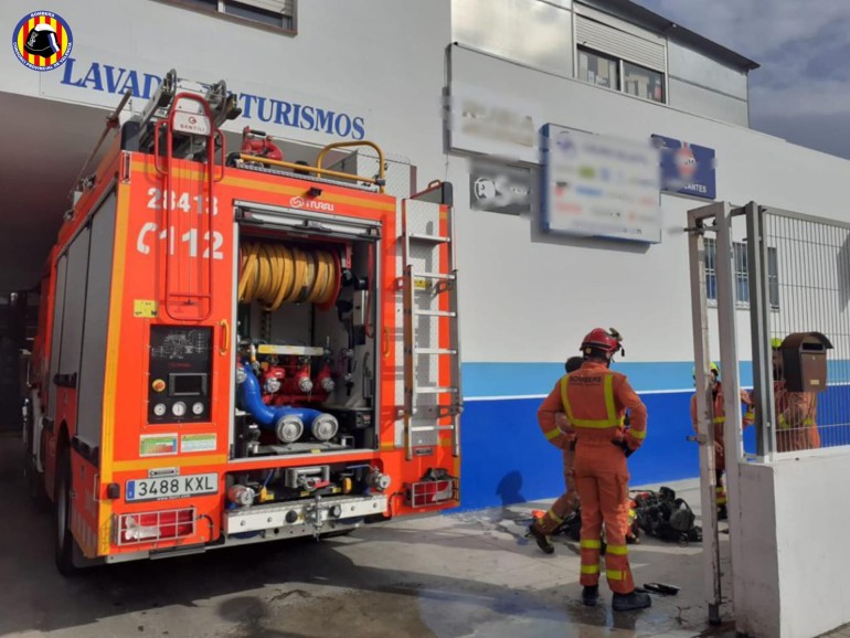 Los bomberos rescatan a dos personas intoxicadas por monóxido de carbono en una empresa de Oliva