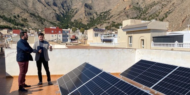 Placas fotovoltaicas en la terraza del Ayuntamiento de Callosa de Segura