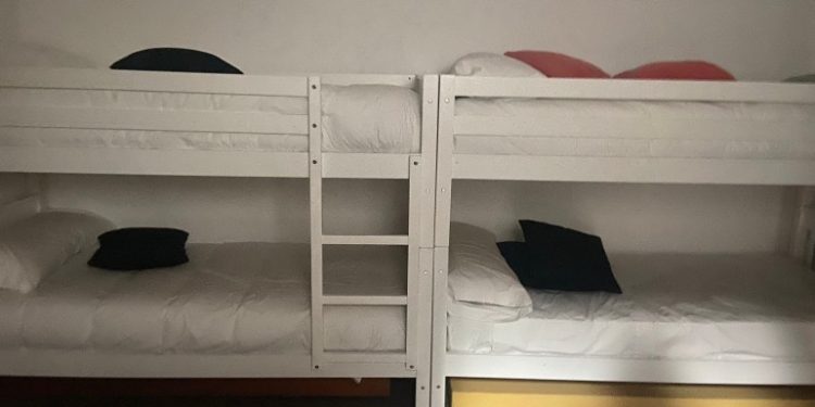 Llits preparats al Punt Social del carrer Engai de Xàtiva