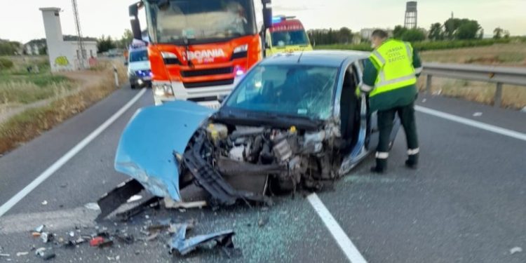 Fuerte colisión entre 2 coches en Museros