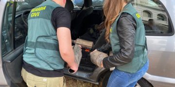 Dos agentes de la Guardia Civil sacan del vehículo dos catalizadores robados