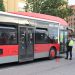 Agente junto a un autobús de la EMT Valencia