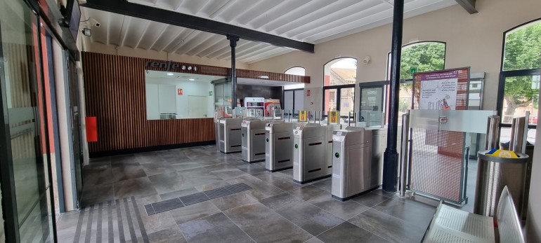 Reforma del vestíbulo de la estación de cercanías de Carcaixent