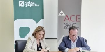 Pilar Molina, Directora de las oficinas de Caixa Popular en Alaquàs, y Fidel Blasco, Presidente de ACE, firman el nuevo convenio
