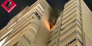 Incendio de una vivienda en una planta 17 de un edificio de Benidorm