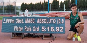El atleta utielano Víctor Ruiz, récord de España de 2.000 metros obstáculos