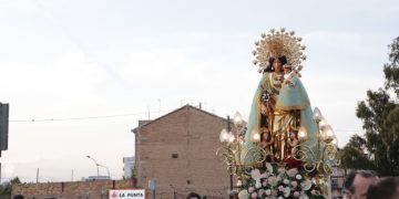 El sábado, la imagen ha permanecido toda la mañana en la parroquia, que ha acogido el rezo de una oración y unción de enfermos. Por la tarde ha tenido lugar a las 19 horas la procesión por las calles de la pedanía, por el itinerario habitual de las fiestas de La Purísima y San Miguel. Después se celebrará una misa de campaña en la explanada donde se planta la falla, tras la cual la imagen procesional regresará a la parroquia. El domingo participará, por primera vez, en la ofrenda marinera floral a la imagen de la Mare de Déu que se encuentra sumergida en el Real Club Náutico de Valencia (RCNV). Por tanto “esta visita es especial porque la imagen procesional no había participado nunca en esta ofrenda, un acto que se celebra desde hace más de 40 años, en la que irá a bordo de una embarcación hasta el lugar donde está sumergida la imagen de la Virgen de los Desamparados, donde los buzos realizarán una inmersión para llevarle flores, un acto que organiza, todos los años en mayo, el Real Club Náutico de Valencia y el Club de Buceo Gised Valencia”, explica José Luis Albiach, presidente de los Seguidores de la Virgen.