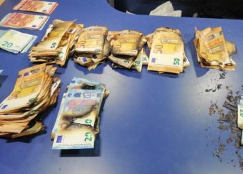 Billetes chamuscados en el incendio de la vivienda en Elda