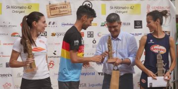 Javier Guerra rep el trofeu de la 5K d'Ontinyent