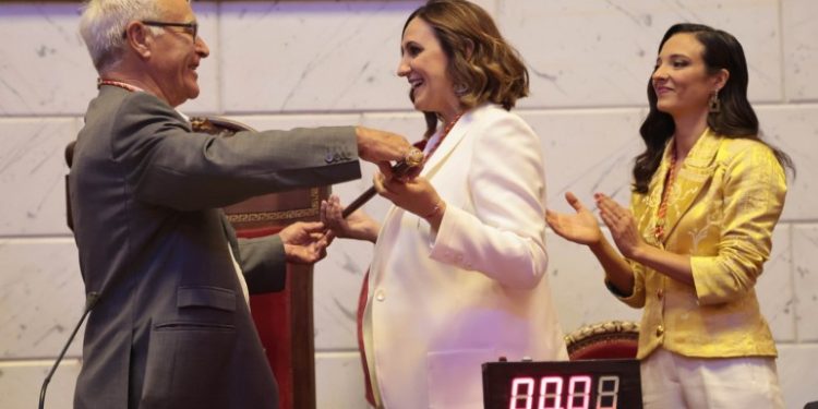 María José Catalá recibe la vara de mando de su antecesor Joan Ribó