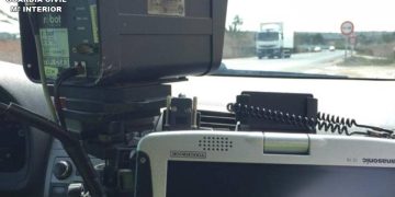 Radar móvil instalado en un coche oficial de la Guardia Civil