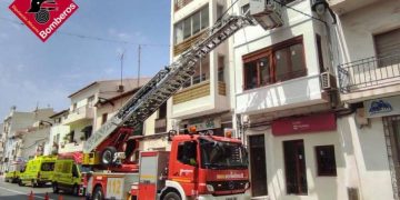 Evacuación horizontal de un herido en una vivienda de Altea