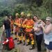Los bomberos posan junto a la mujer y su perro, todo ha acabado bien.
