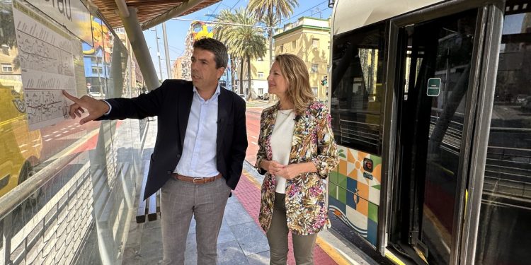 La alcaldesa de Castellón y el president de la Generalitat, en la estación del TRAM en el Grau