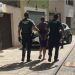 Dos agentes conducen a uno de los detenidos