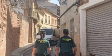 Dos agentes en el escenario del crimen en Turís