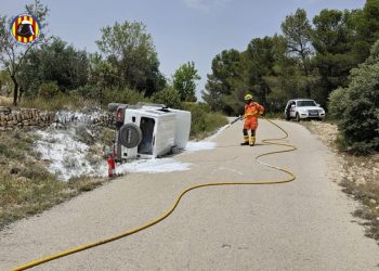 Vuelco de un coche en un camino de Cofrentes