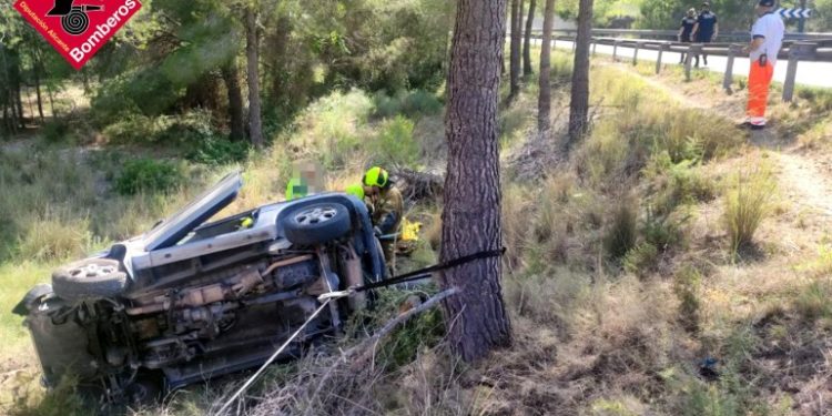 Vuelco de un todoterreno al salirse de la carretera en Altea la Vella