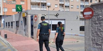 Dos agentes de la Guardia Civil patrullando por Torrevieja