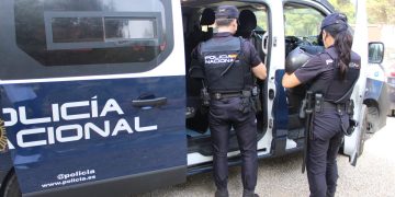 Agentes de la Policía Nacional ante un furgón policial
