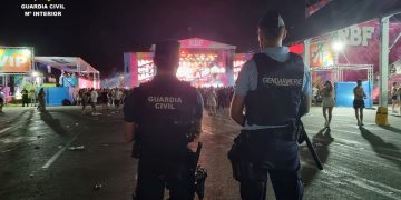 Dos agentes de la Guardia Civil en el Reggaetón Beach Festival
