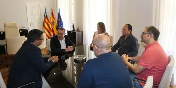 Toni Pérez recibe al presidente de la Federació de Fogueres, David Olivares