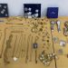 Objetos intervenidos a los sospechosos descubiertos robando en una vivienda